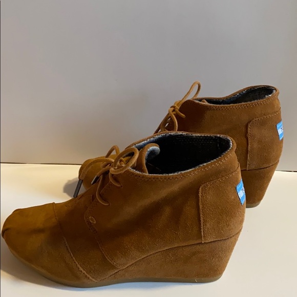 ✨BRAND NEW✨ TOMS TAN BROWN SUEDE WEDGE BOOTIES FOR FALL - Picture 5 of 15